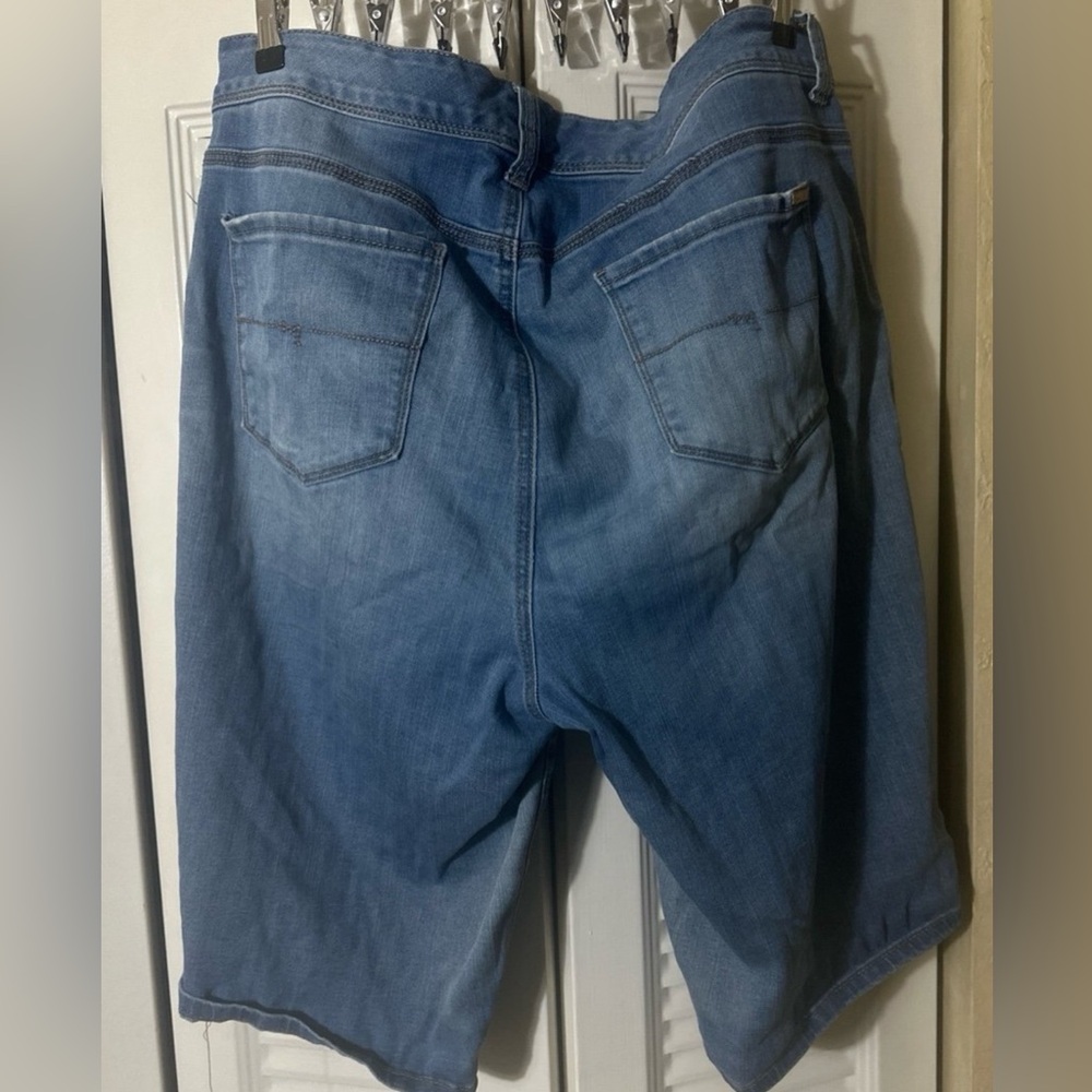 Distressed bermuda jean short